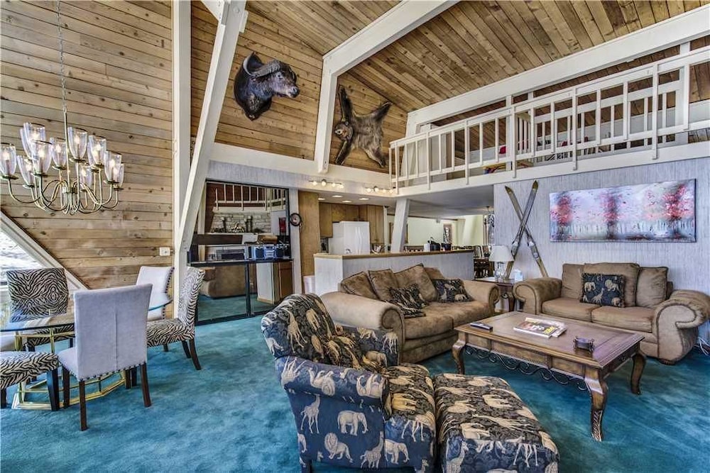 Slopeside Chalet - 6 Bedrooms Home