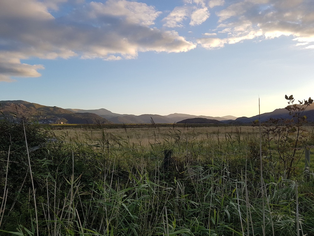 48 Glan Y Mor