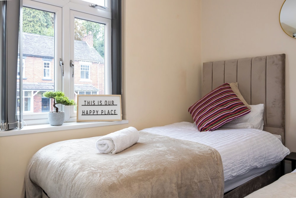 Cosy 4 Bed Townhouse Near Keele University and Royal Stoke Hospital