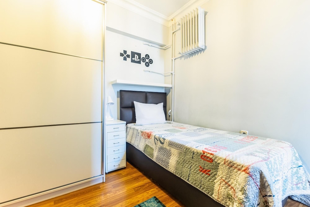 Chic Residence w Balcony 10 min to Hilltown Mall