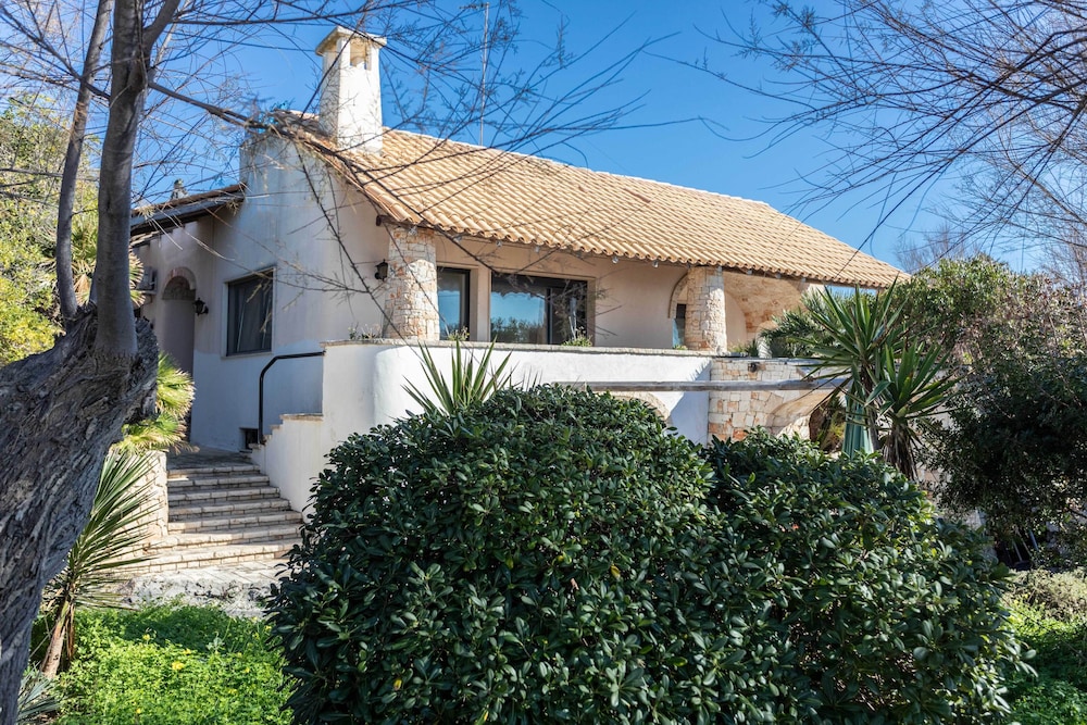 Emma's Villa facing the sea with swimming pool view 4