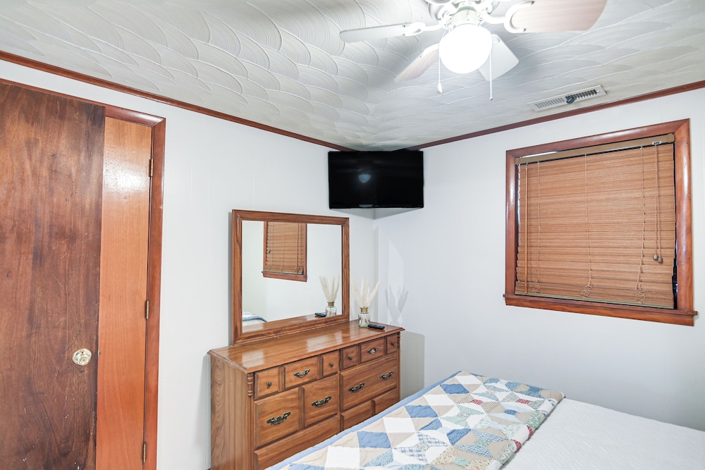 Home w/ Bunkroom: 2 Mi to Hatfield & Mccoy Trail