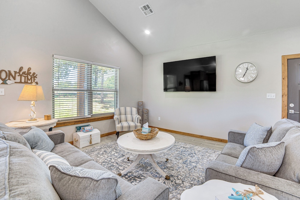 1 Mi to Lake Texoma: Expansive Outdoorsy Escape!