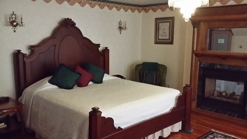 Chestnut Charm Bed & Breakfast