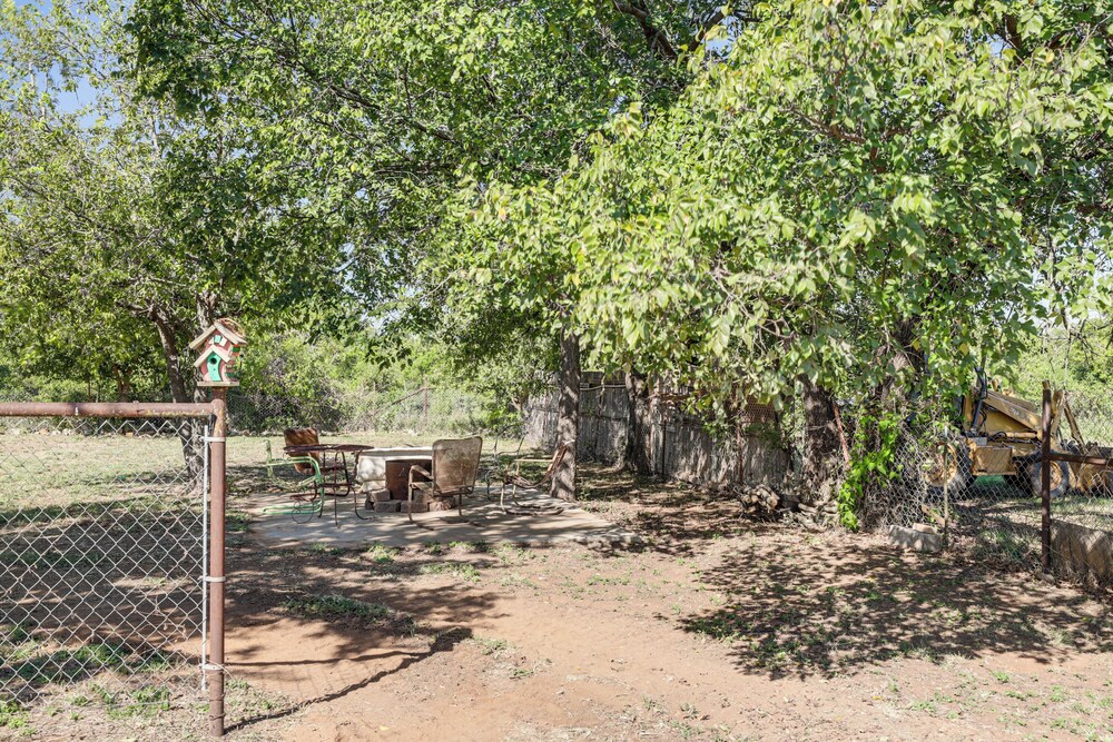 Walk to Historic Square: Jacksboro Home w/ Yard