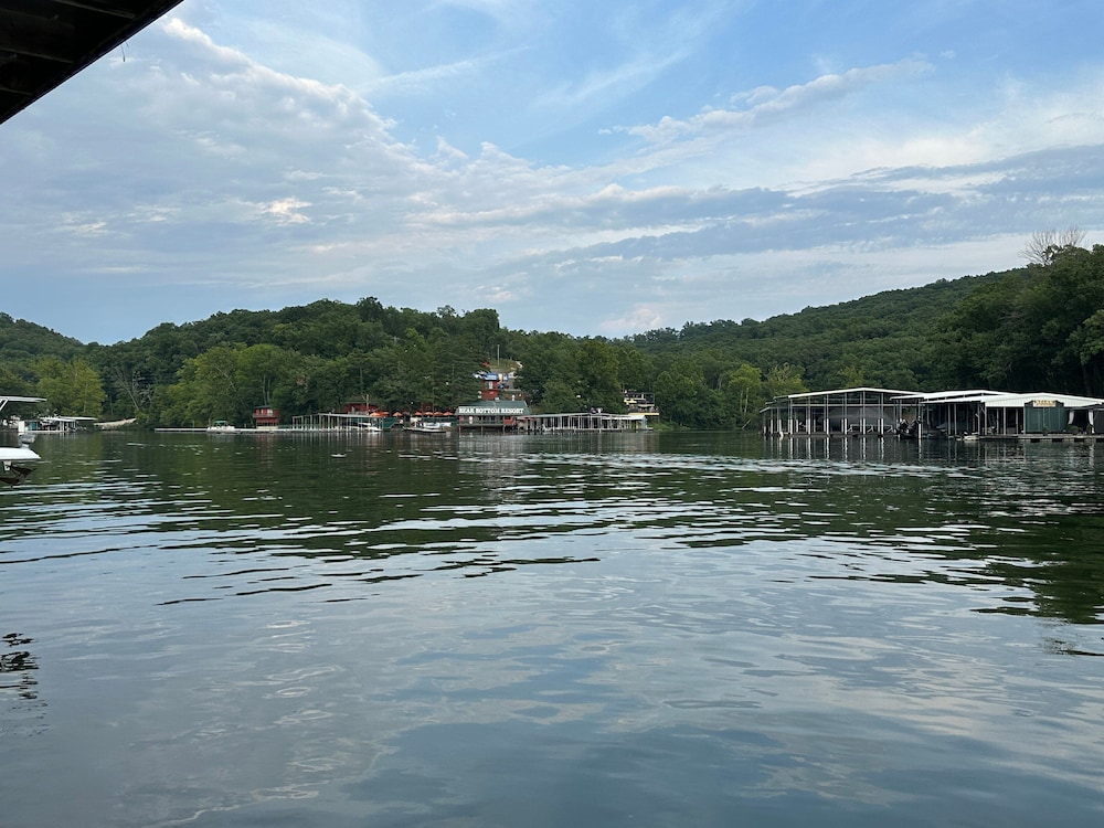 Spectacular Sunsets, Live Music & Nearby Restos