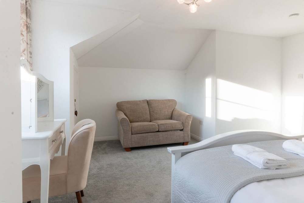 Elegant 2BR Broadstairs Coastal Escape by Adliv