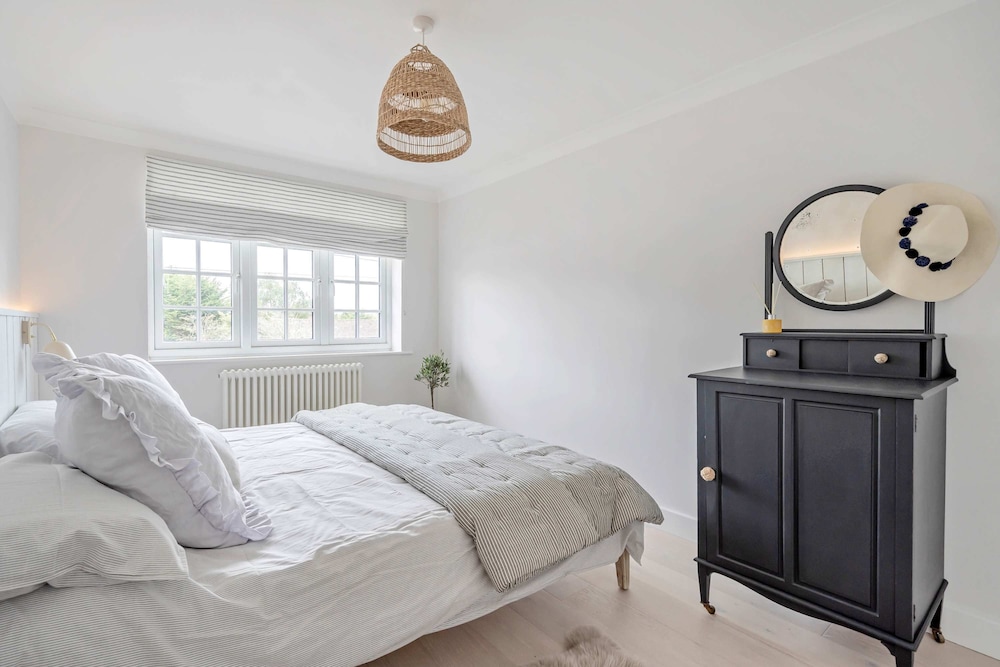 Chic Coastal Retreat - 5-min Stroll to Beach