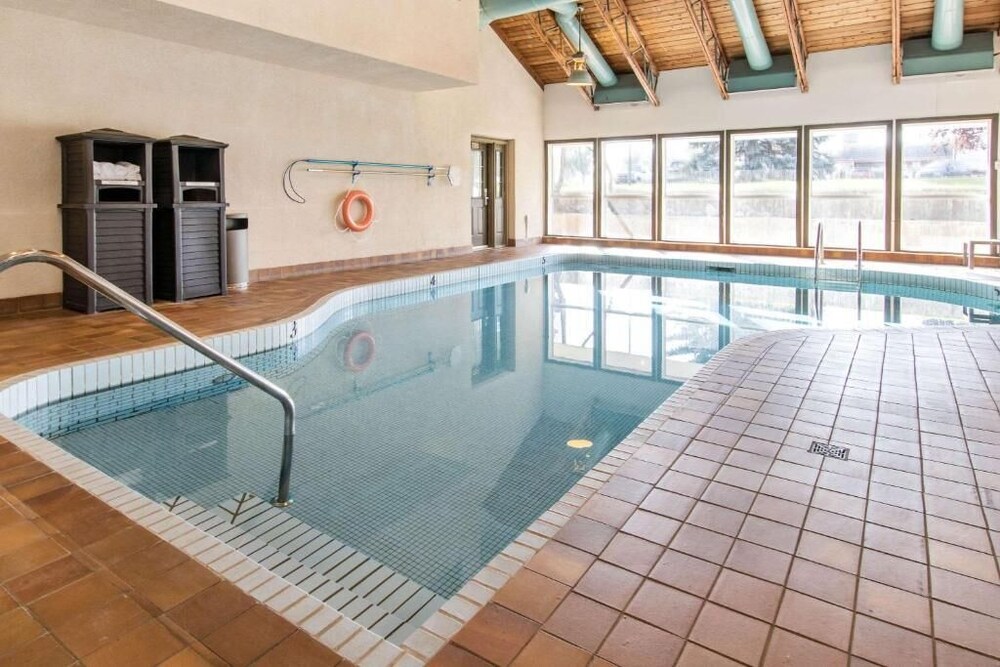 Medicine Hat Vacations - Flamingo Hotel - Property Image 1