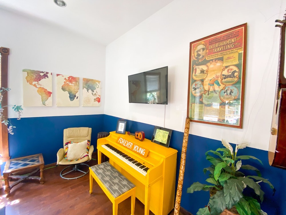 International Travelers House Hostel \- Downtown San Diego Little Italy.
