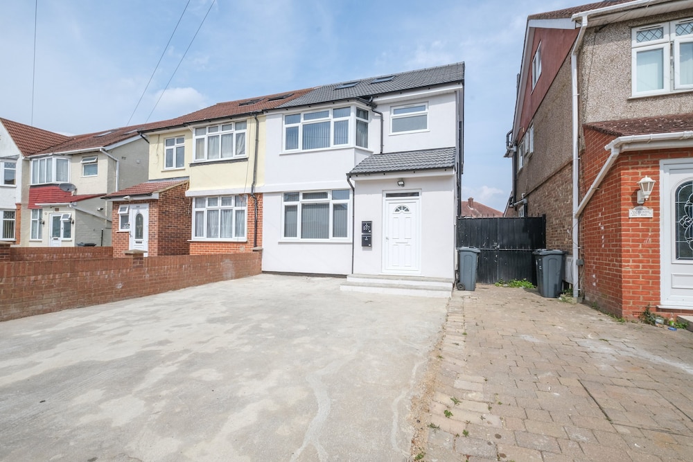 Newly Converted 2BDR 1BA APT in Hounslow