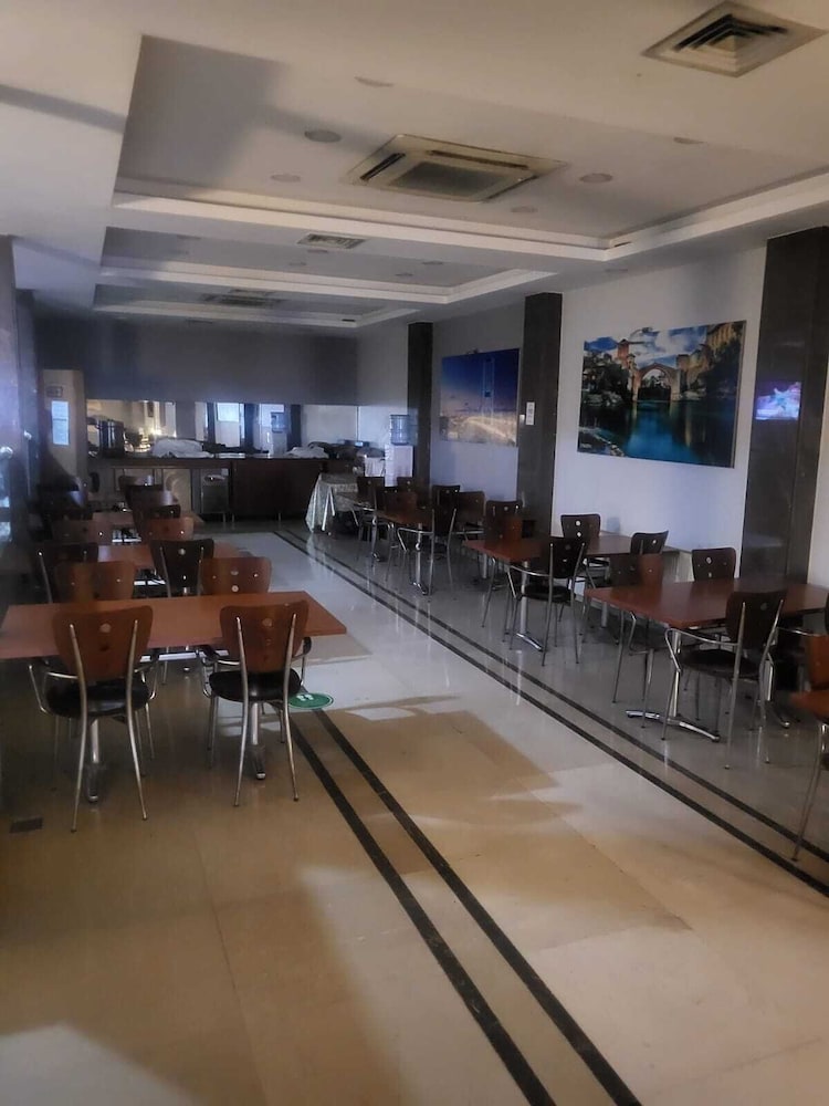 Lal Hotel