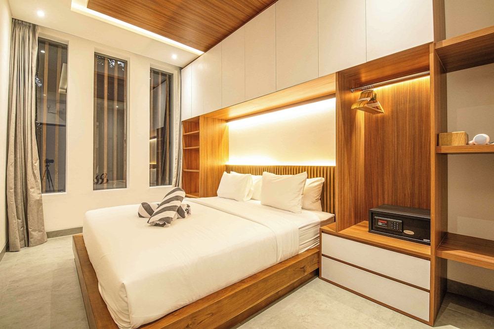 Opulent 5BR Modern Villa 400m From the Ocean