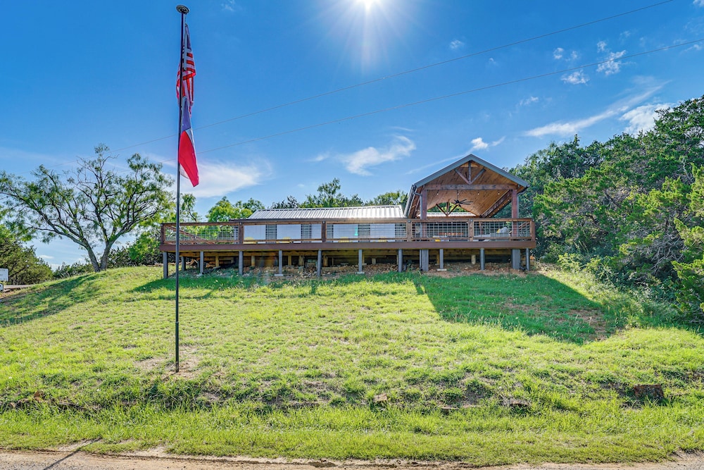 Lake View + Huge Deck: Cozy Possum Kingdom Retreat
