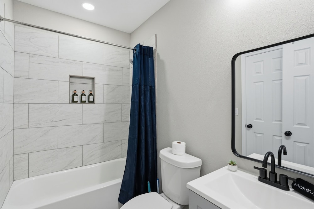 Cozy 3BR Suite Insuite Laundry Min to Downtown