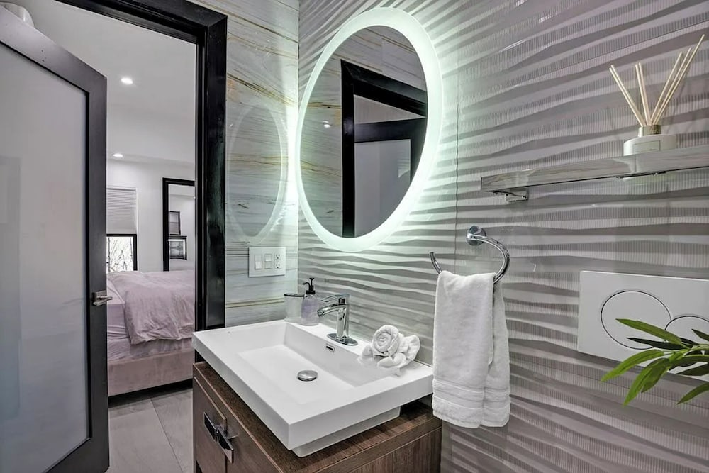 Mansfield Modern - Ultimate Entertainers Oasis With Guest House