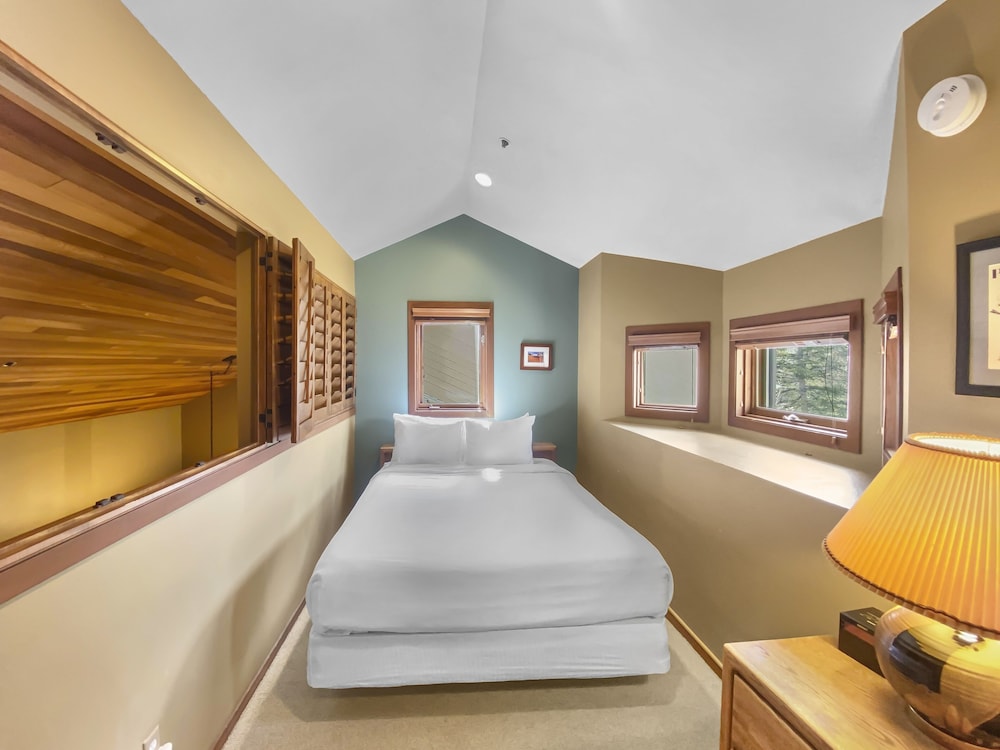 1791 Lakeside Getaway At Deer Valley! Outdoor Heated Pool & Hot Tubs! 2 Bedroom Condo by RedAwning view 4