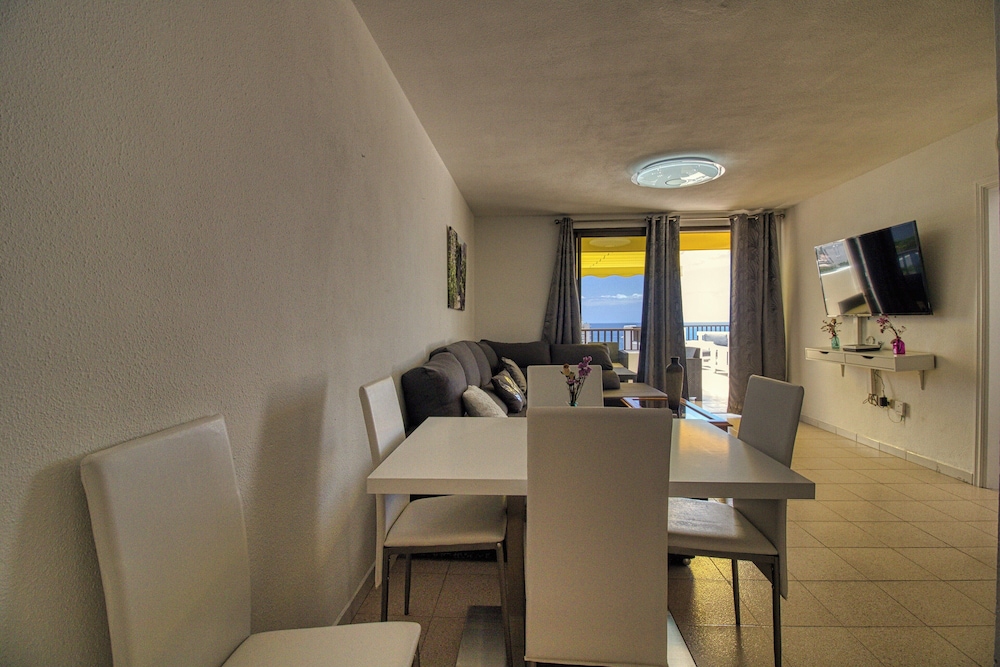 Apartment - Sleeps 4 - Jacuzzi - Terrace - Pool