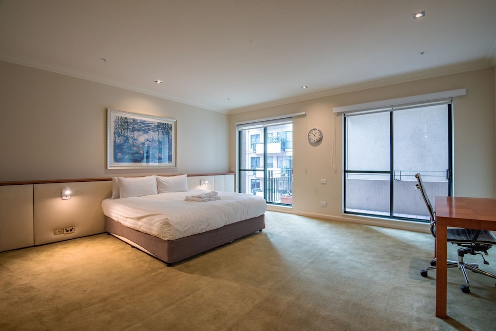 Elegant 4B 2B Unit in Melbourne CBD w/ Parking!