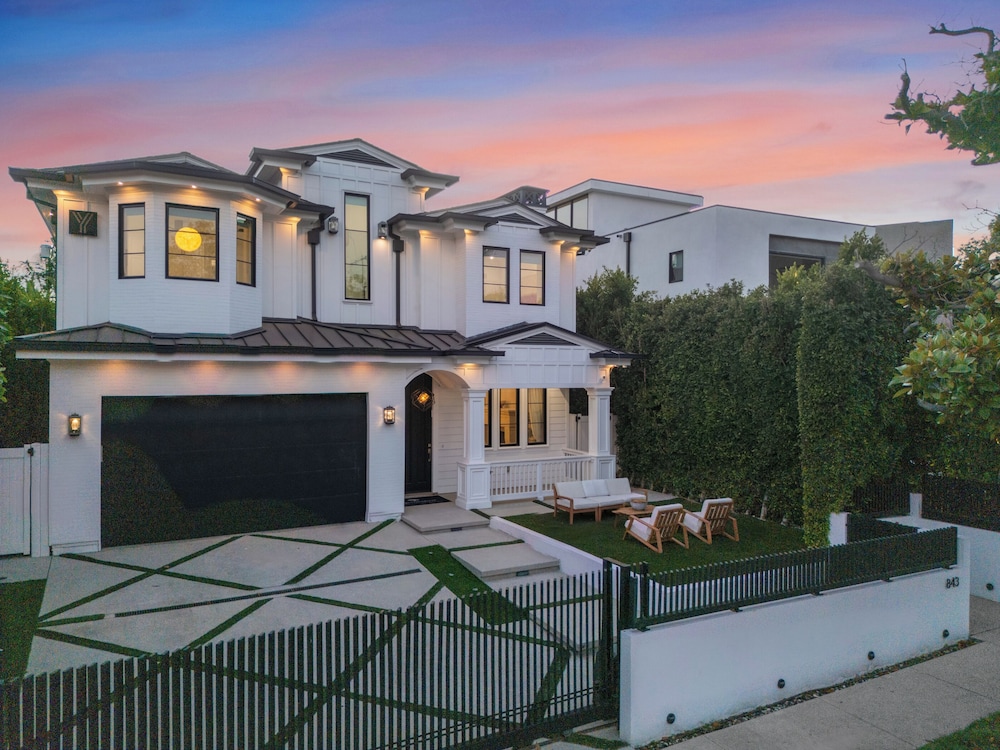 Spaulding Ave Farmhouse - Bespoke LA Home w/ Pool & Home Theater