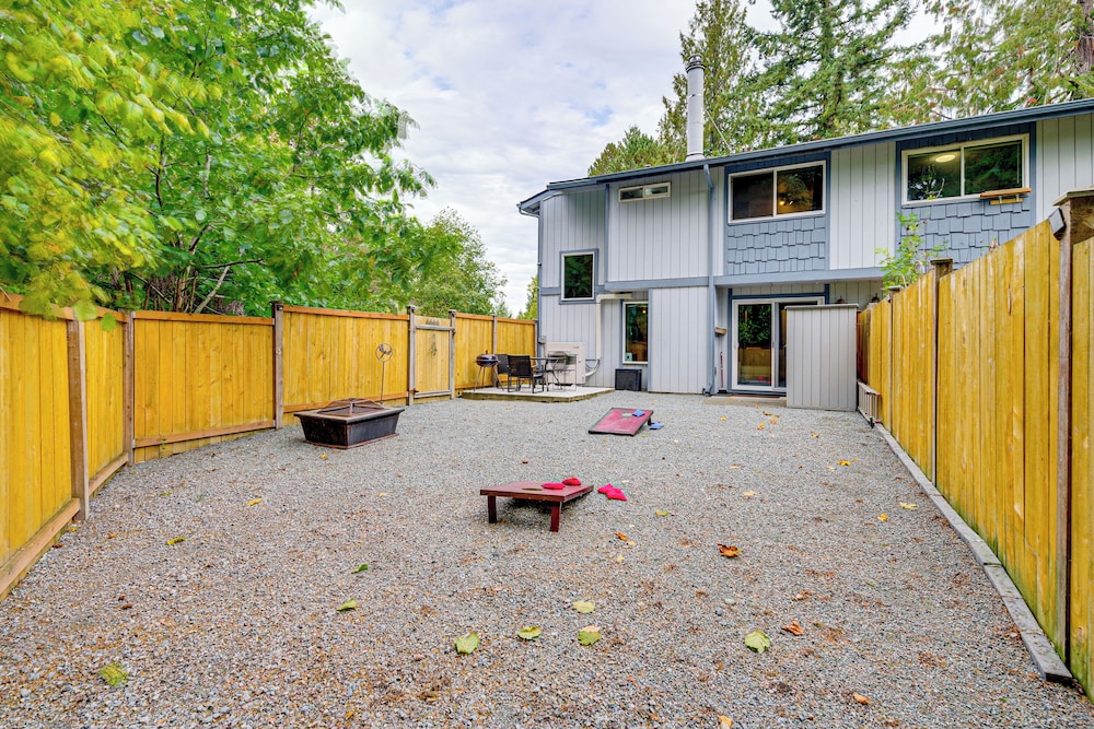 Walk to Lake Stevens: Duplex w/ Fire Pit!