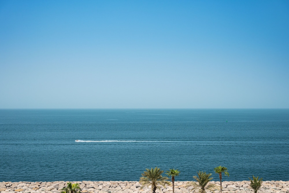 Th8 Palm Dubai Beach Resort, Vignette Collection by IHG