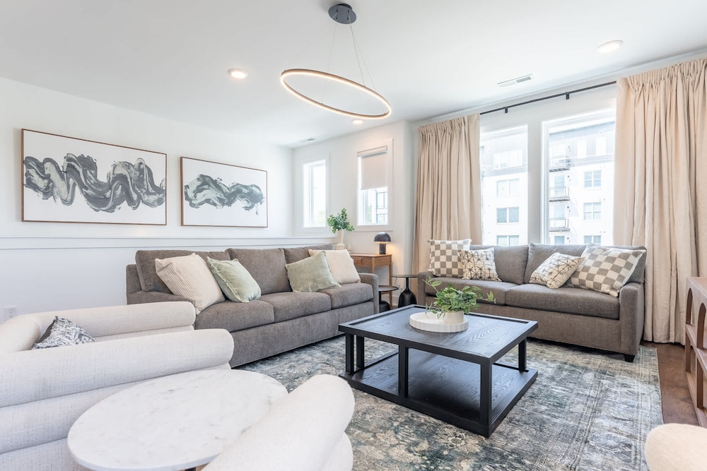 Luxe 4BR Retreat With Rooftop Fire Pit Garage