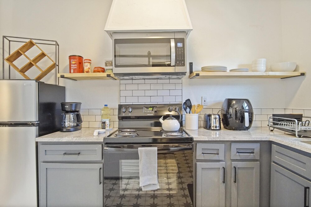 Oklahoma City Vacations - 3-story 6-bedroom 4 Bathrooms 3min-asian Dist - Property Image 58