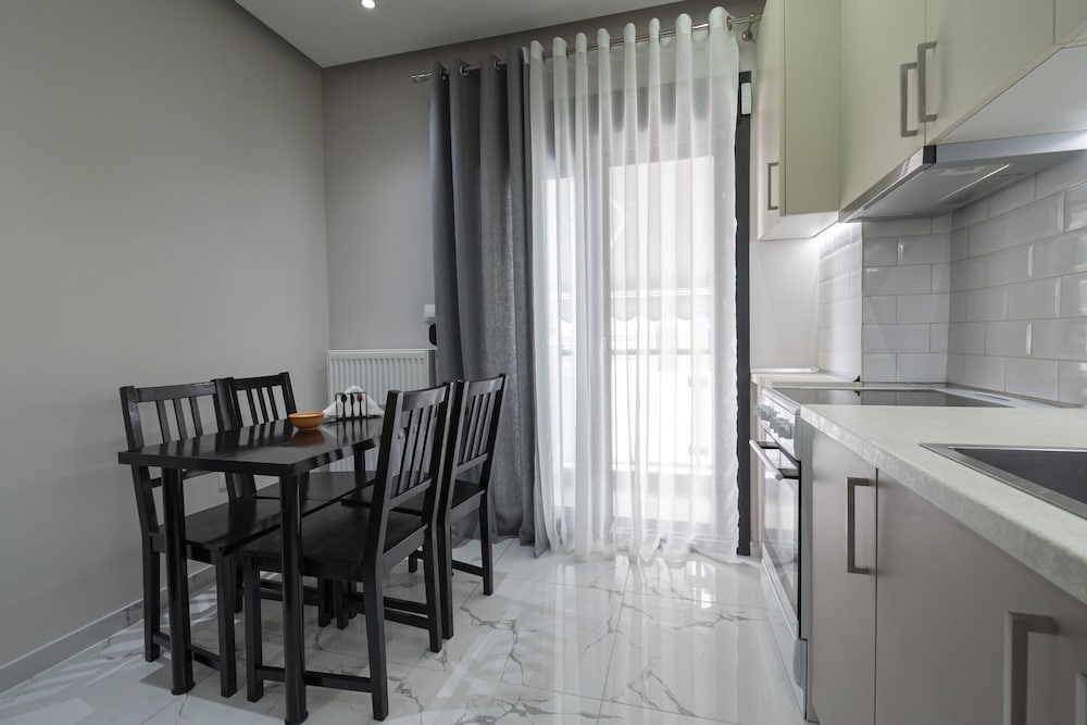 Central Cozy Home by Rentals Pro
