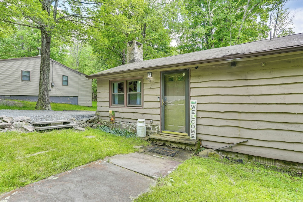 Spacious Lake Ariel Cabin w/ Deck + Pool Access!