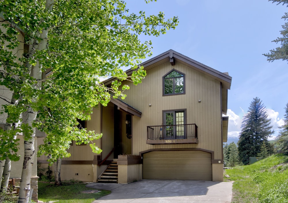 Alpine Creek #6 4 Bedroom Home by RedAwning