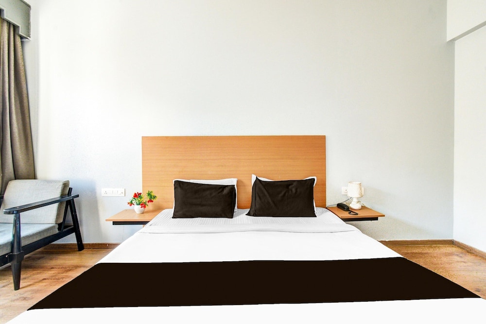 Luxury Stays at Lakdikapul Near Red Hills
