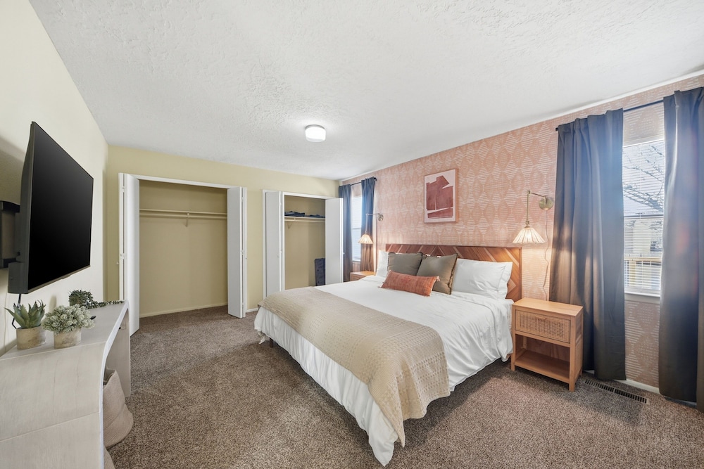 Albuquerque Escape Hot Tub + Atrium 4 Bedroom Home