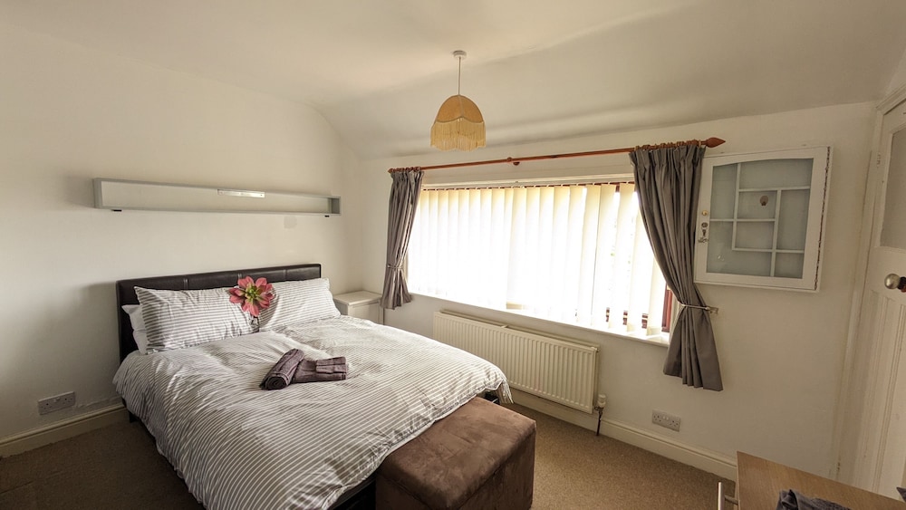 Norwichhouse/ Nearap/ 3bedroom/freep/tv/wifi view 4