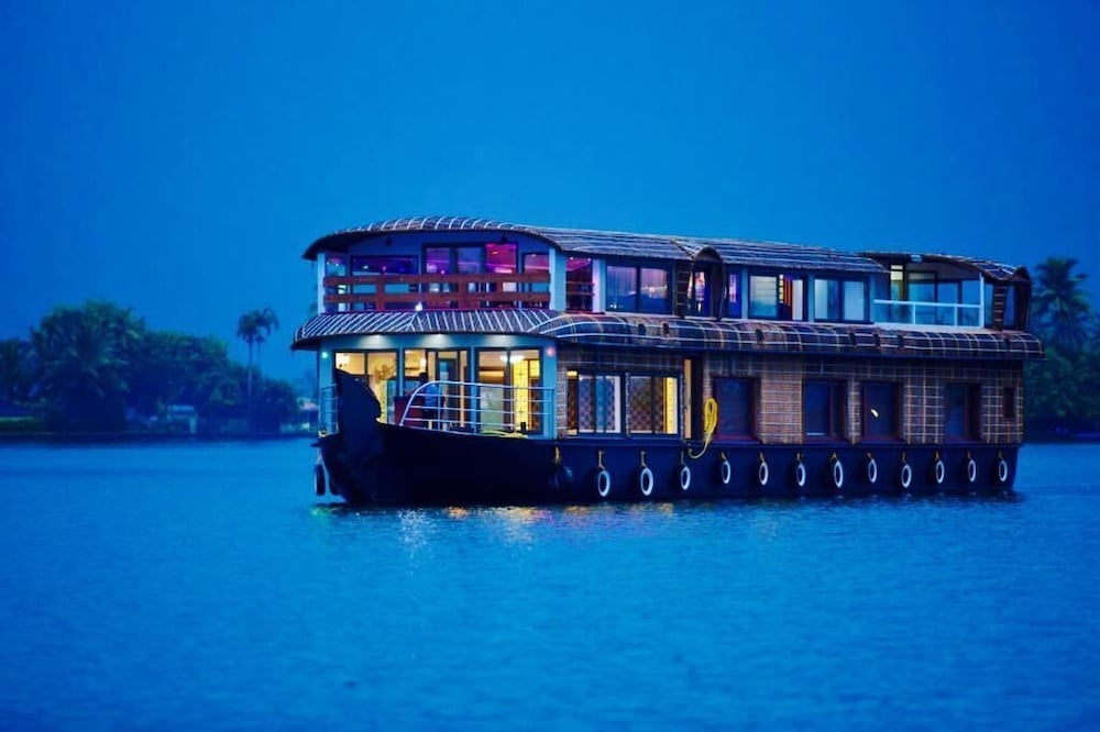 Honeymoon Boathouse