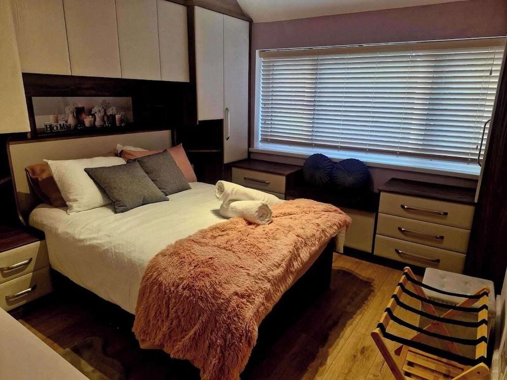Sleeps 5 - Free Parking - Near Airport & City