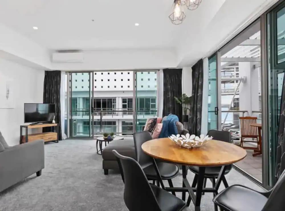 Modern, One Bedroom Princes Wharf Apartment W/ Ac view 5