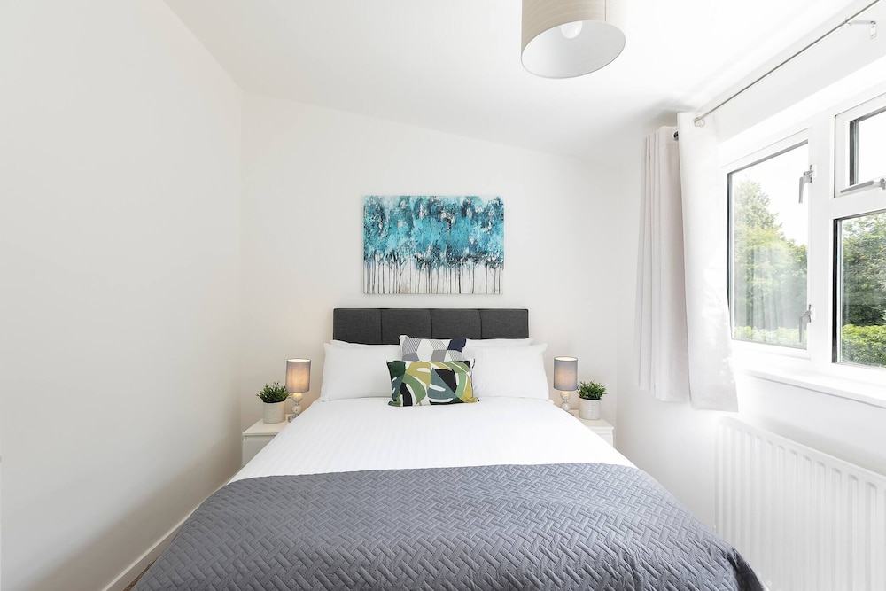 Skyvillion - Lush 2 Bed Hydean Way House & Garden view 5