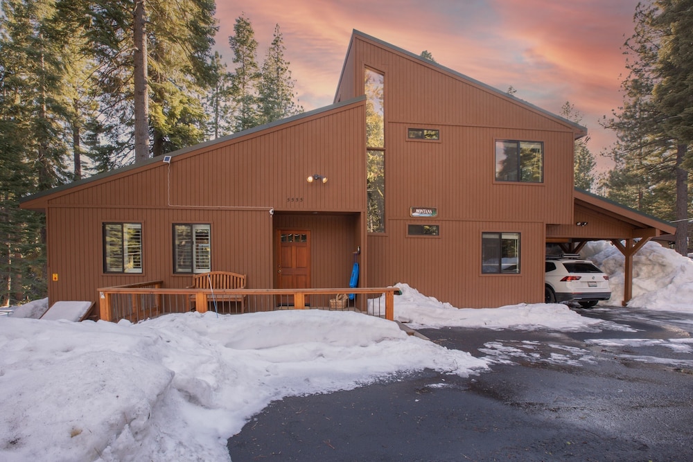 Hotel Polaris by Avantstay Woodsy Tahoe Cabin With Spacious Deck Close to Lake - Image 1