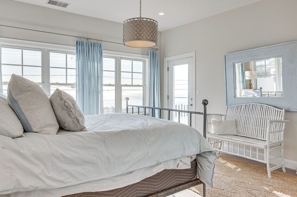 Walk to Rye Harbor State Park: Home w/ Ocean Views