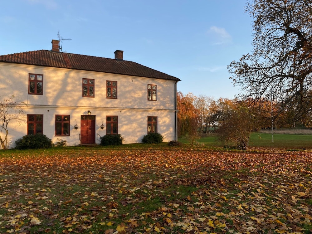 Tullesbo Sätesgård