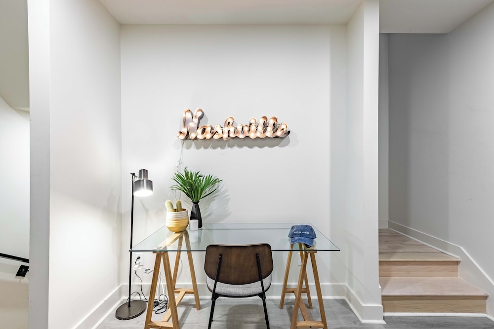The Outrider by AvantStay Chic Stay Close to Broadway