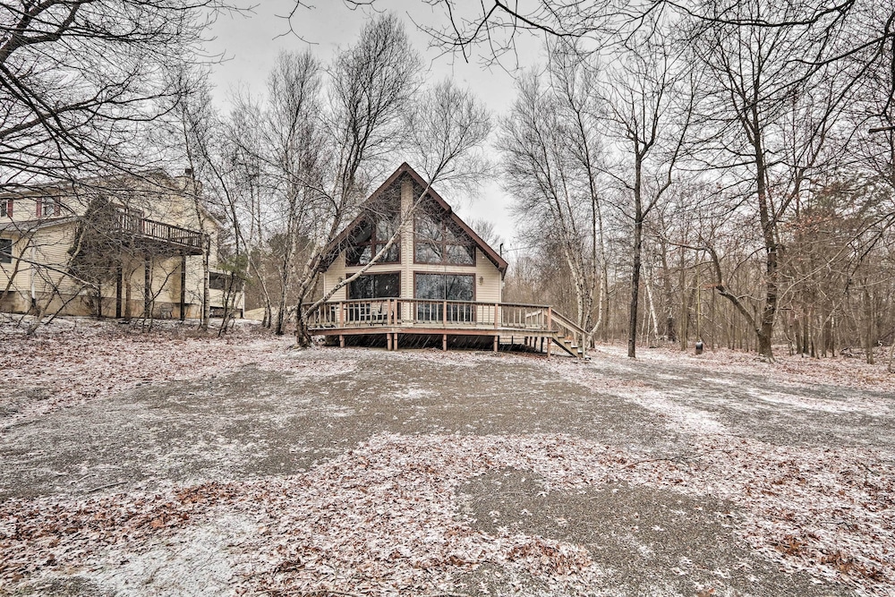 Hotel Quiet Poconos Getaway: 23 Mi to Camelback Mountain - Image 1