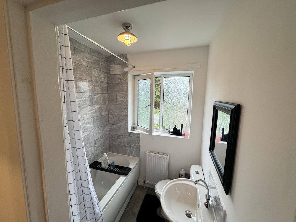 Leeds - 3 Bedrooms - 1bathroom - Parking - Wifi