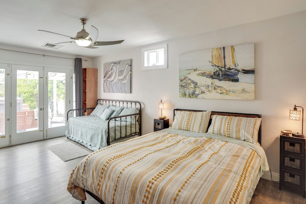 2 Mi to Cal State Long Beach: Bungalow w/ Hot Tub!