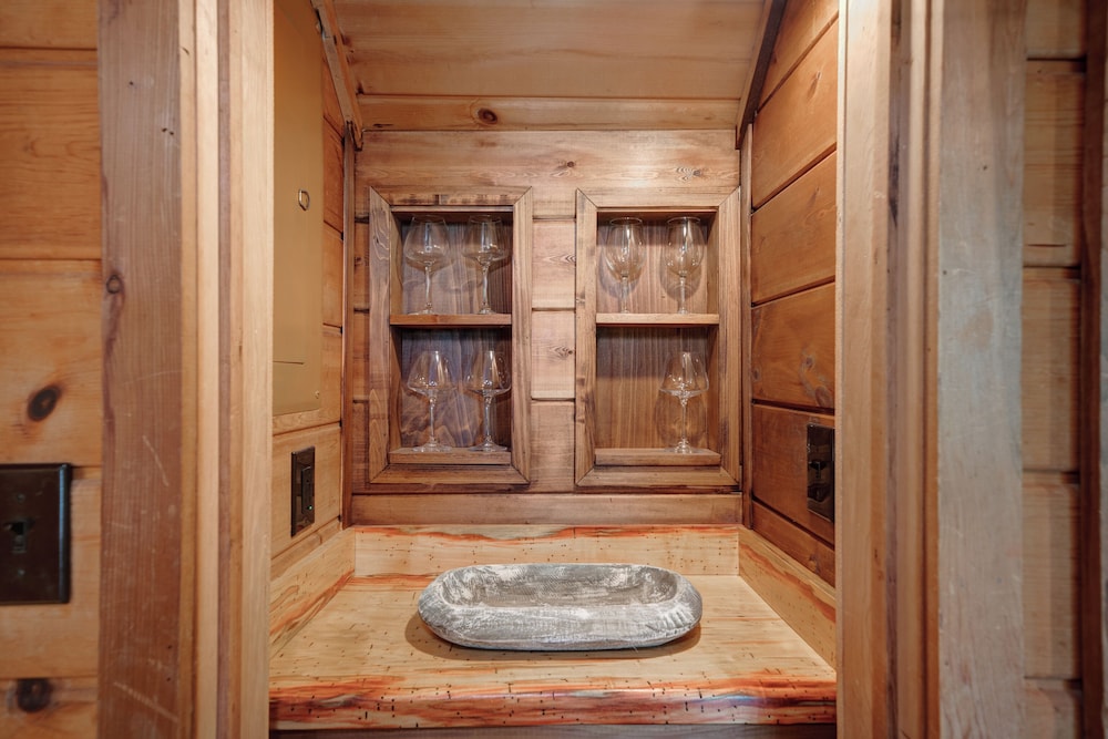 The Guest House Historic Cabin in Big Canoe