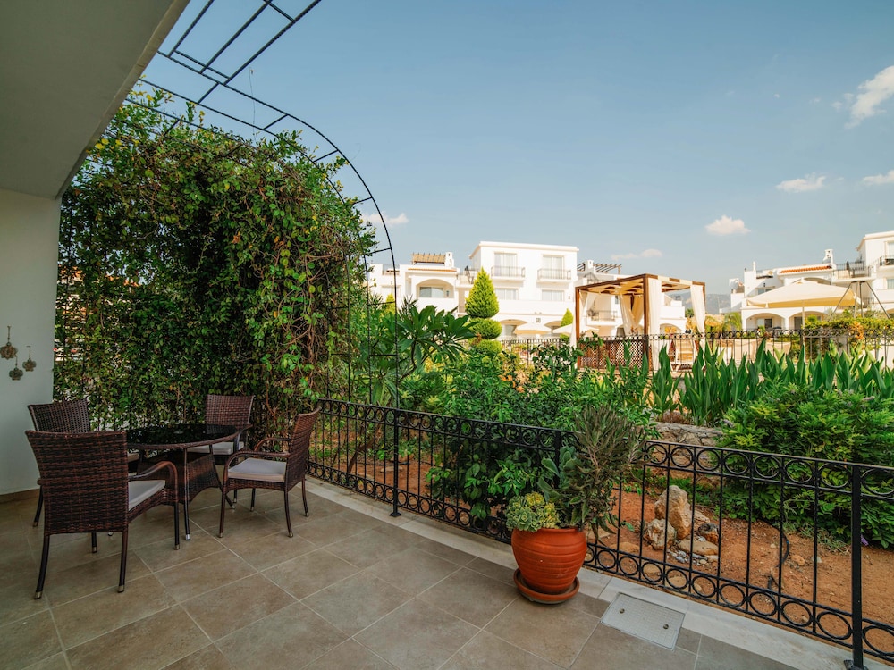 Sunny and Family Friendly Apartment Directly at the Pool