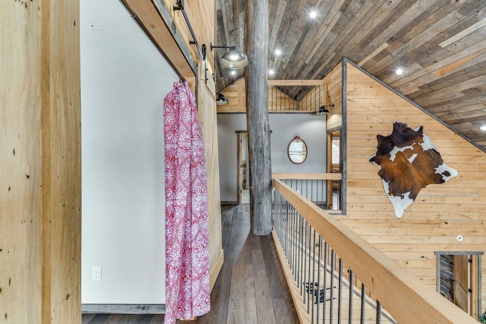 Perfect for Families: Custom-built Harrison Cabin!