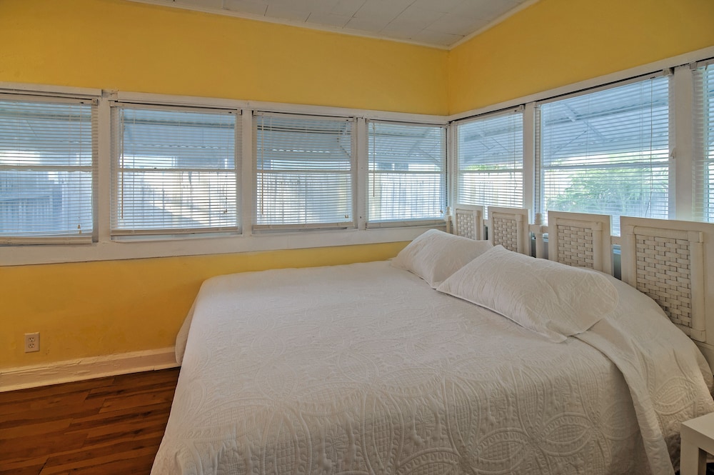 Treasure Island Cottage, Near Boardwalk & Beach! view 3