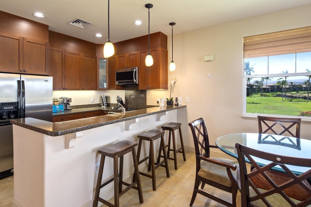 Halii Kai Oceanfront KBM Resorts 2 Units, 4 Bedrooms Ml-2567